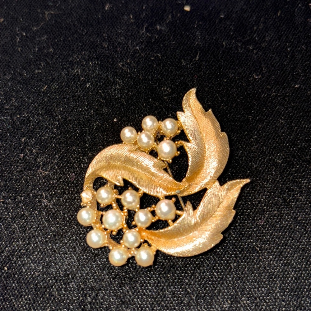 1950s Gold‑Tone Leaf Brooch w/ Faux Pearls – Estate Find – EUC
